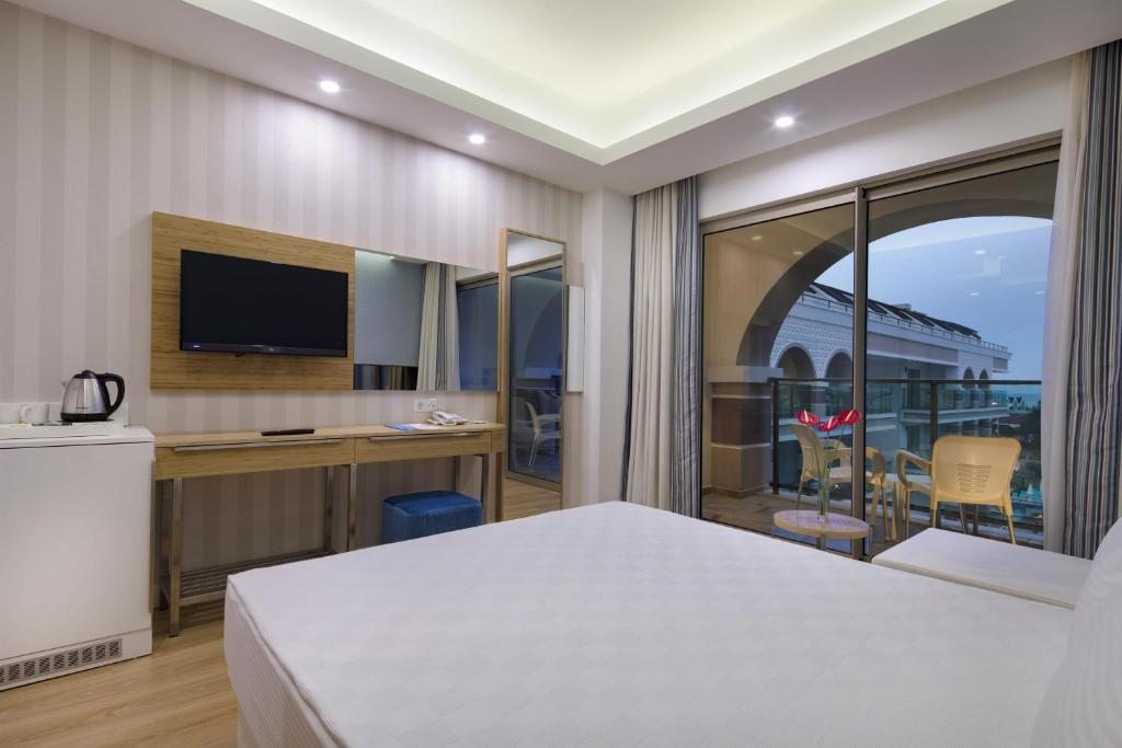 Двухместный (Двухместный номер с 1 кроватью и боковым видом на море) отеля Dosinia Luxury Resort-Ultra All Inclusive, Бельдиби