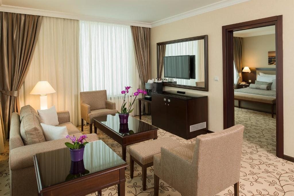 Трехместный (Представительский люкс с кроватью размера «king-size») отеля Kaya Ramada Plaza, Бейликдюзю