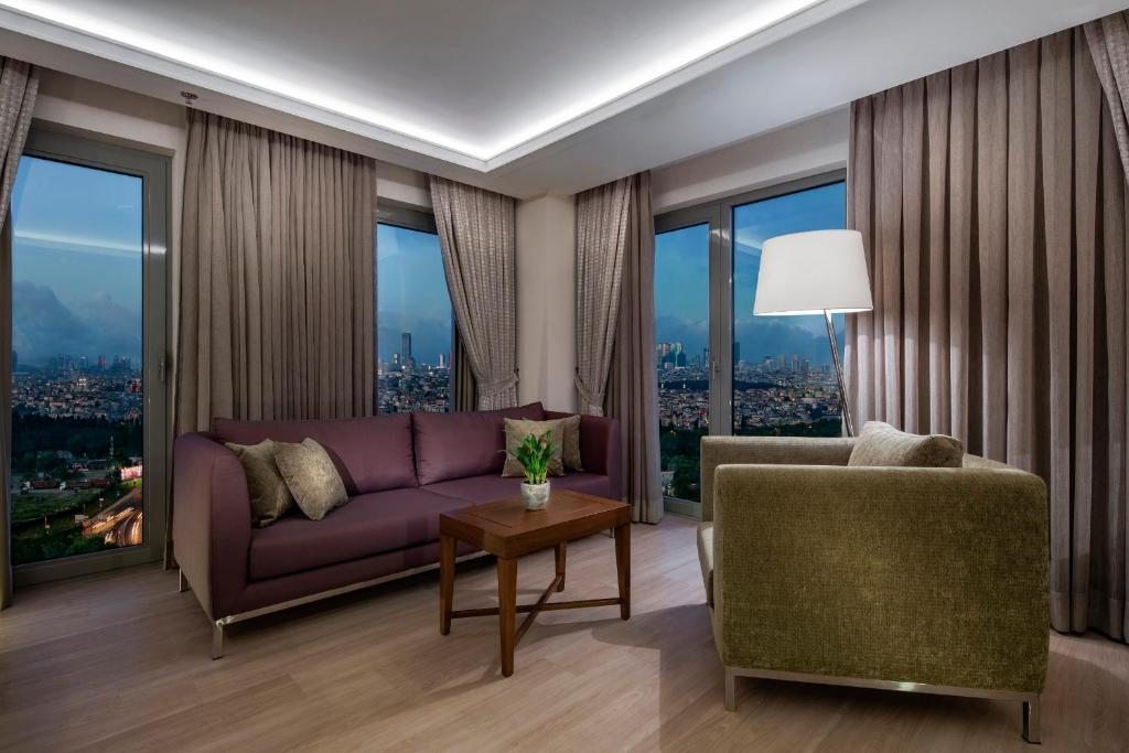 Трехместный (Угловой номер с кроватью размера «king-size») отеля Doubletree By Hilton Istanbul Topkapi, Стамбул