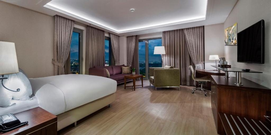 Трехместный (Угловой номер с кроватью размера «king-size»), Doubletree By Hilton Istanbul Topkapi