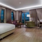 Трехместный (Угловой номер с кроватью размера «king-size»), Doubletree By Hilton Istanbul Topkapi