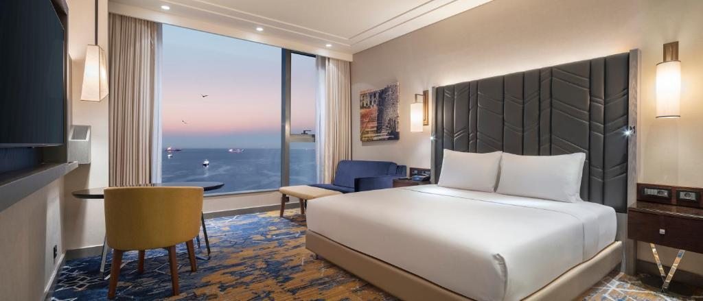 Трехместный (Представительский номер с кроватью размера «king-size» и видом на море) отеля Hilton Istanbul Bakirkoy, Стамбул