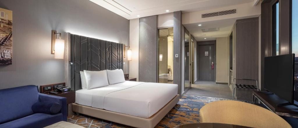 Трехместный (Номер с кроватью размера «king-size» и видом на море) отеля Hilton Istanbul Bakirkoy, Стамбул