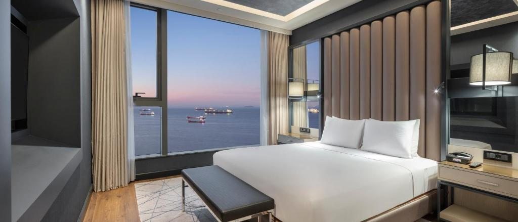 Семейный (Семейный люкс Гранд с видом на море) отеля Hilton Istanbul Bakirkoy, Стамбул
