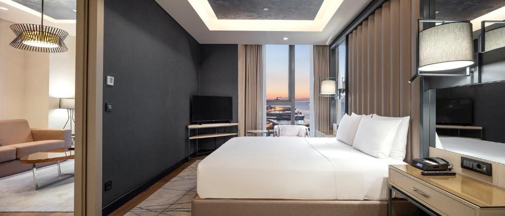 Сьюит (Люкс с 1 спальней и видом на море) отеля Hilton Istanbul Bakirkoy, Стамбул