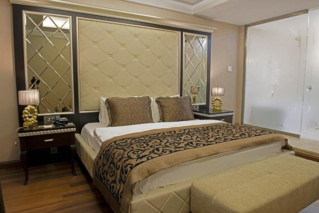 Сьюит (Люкс с кроватью размера «king-size» и видом на море) отеля Grand Makel Hotel Topkapi, Стамбул