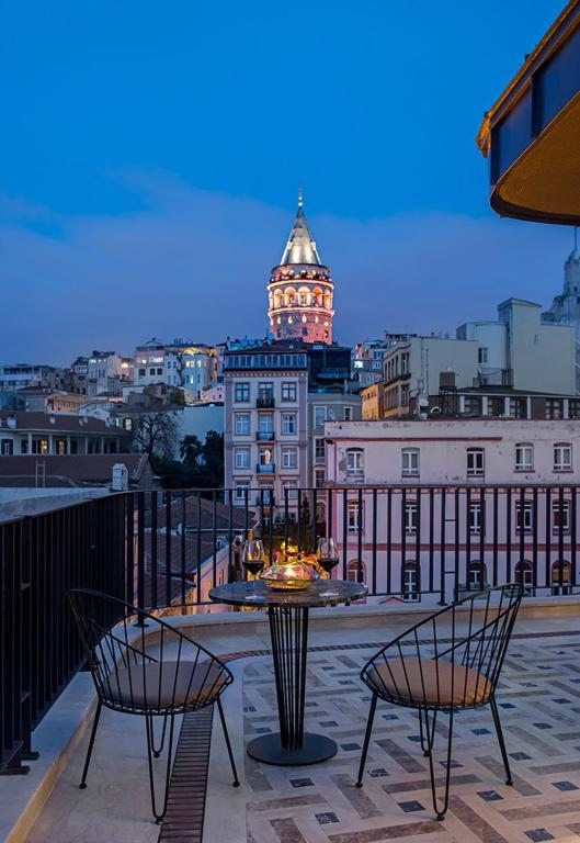 Сьюит (Представительский люкс с кроватью размера «king-size», вид на залив Золотой Рог и Галатскую башню) отеля The Galata Istanbul Hotel - MGallery by Sofitel, Стамбул