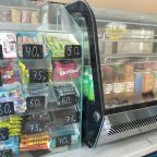 Барная витрина в кафе.