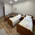 Доп.место диван-кровать, холодильник, ТВ, душ на этаже