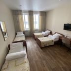 Четыре односпальные кровати, посуда, эл.чайник, душ на этаже