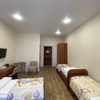 Четыре односпальные кровати, посуда, эл.чайник, душ на этаже