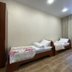 Четыре односпальные кровати, посуда, эл.чайник, душ на этаже