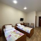 Четыре односпальные кровати, посуда, эл.чайник, душ на этаже