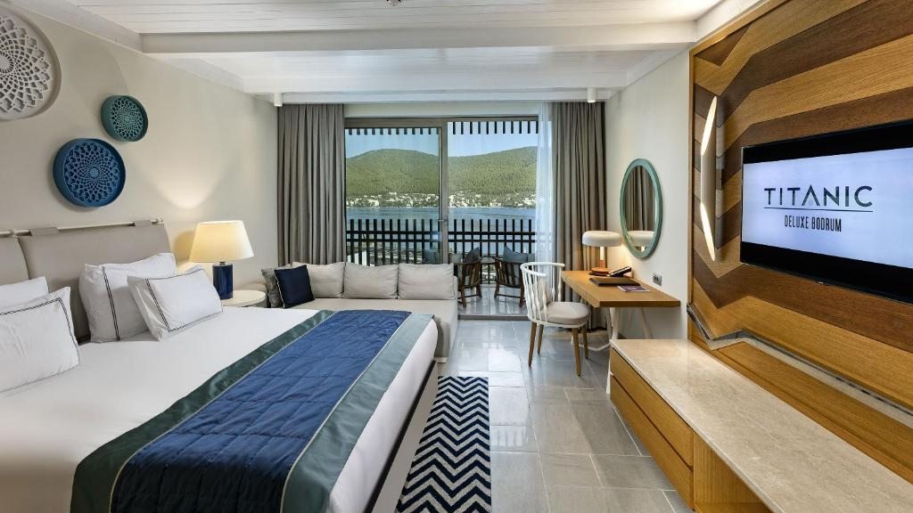 Двухместный (Улучшенный двухместный номер с 1 кроватью или 2 отдельными кроватями и видом на море) курортного отеля Titanic Deluxe Bodrum, Гюверджинлик