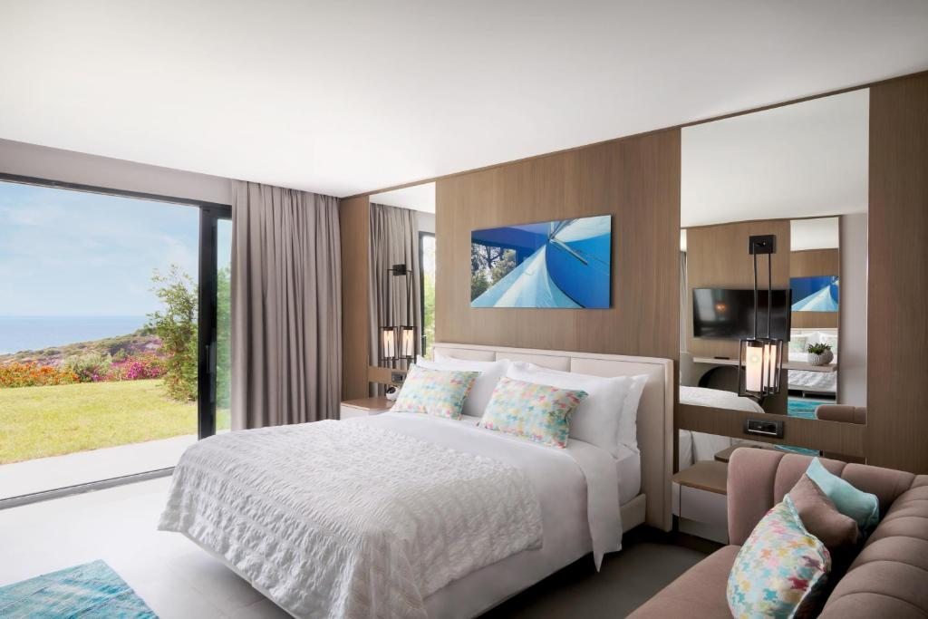 Двухместный (Номер Делюкс Seaview с 1 кроватью размера «king-size» и диваном, вид на море) курортного отеля LUX* Bodrum Resort & Residences, Богазычи