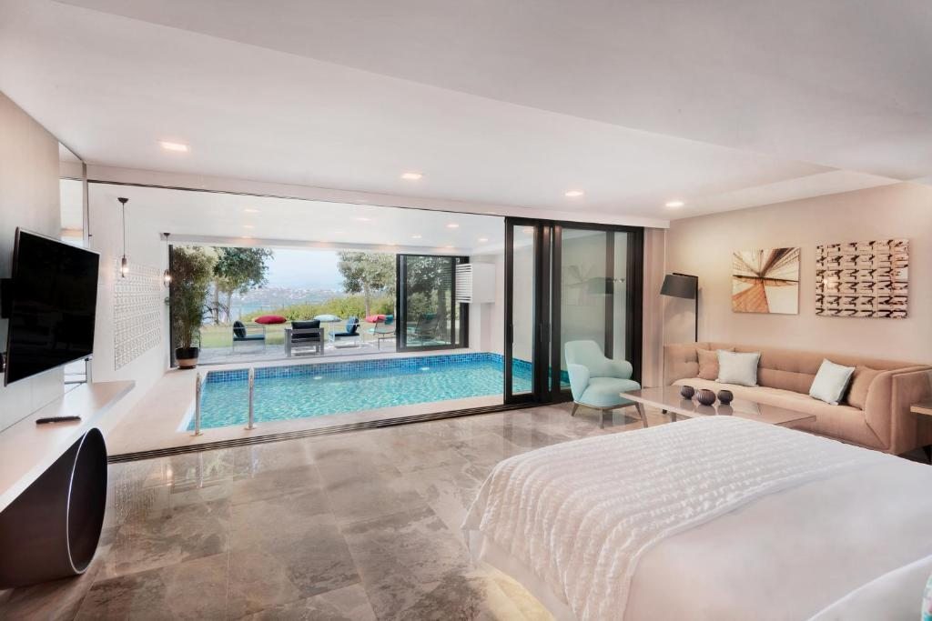 Сьюит (Люкс «Гранд» с крытым бассейном и 1 спальней с 1 кроватью размера «king-size», вид на море) курортного отеля LUX* Bodrum Resort & Residences, Богазычи