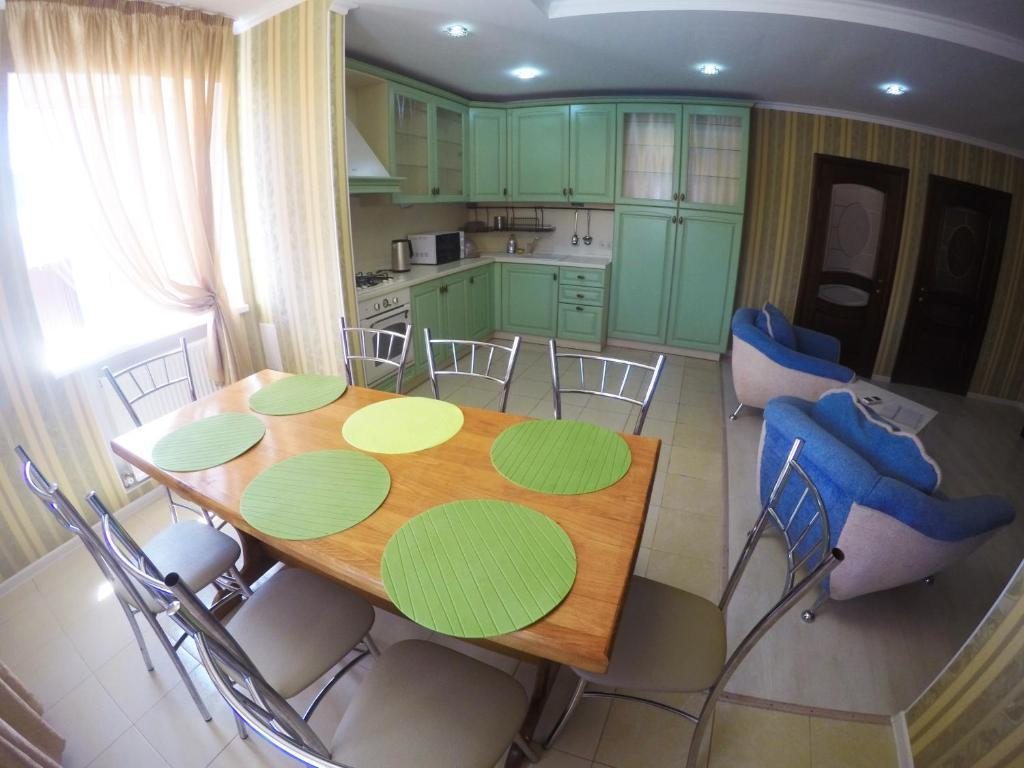 Апартаменты (Апартаменты на 8 - 10 человек) гостевого дома Family, Архипо-Осиповка