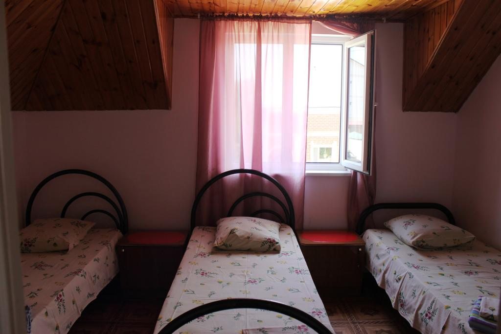 Трехместный (Трехместный номер эконом-класса) гостевого дома Соловьиный край, Архипо-Осиповка