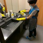 Используются чистящие средства для защиты от коронавируса, Апарт-отель Академия