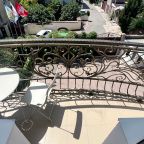 Парковка для наших гостей на территории отеля