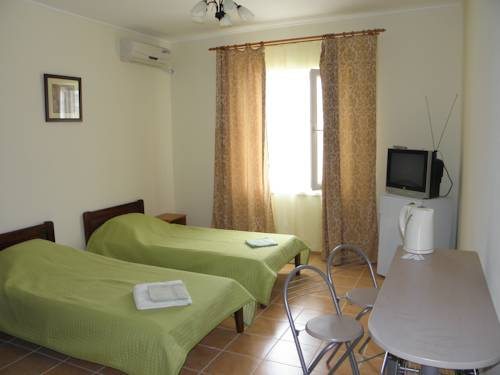 Двухместный (Двухместный номер с 2 отдельными кроватями + дополнительной кроватью) курортного отеля Дельфин, Судак