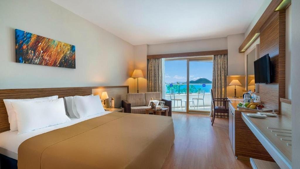 Двухместный (Стандартный двухместный номер с 1 кроватью или 2 отдельными кроватями, вид на море) курортного отеля Grand Park Bodrum Hotel, Тургутреис