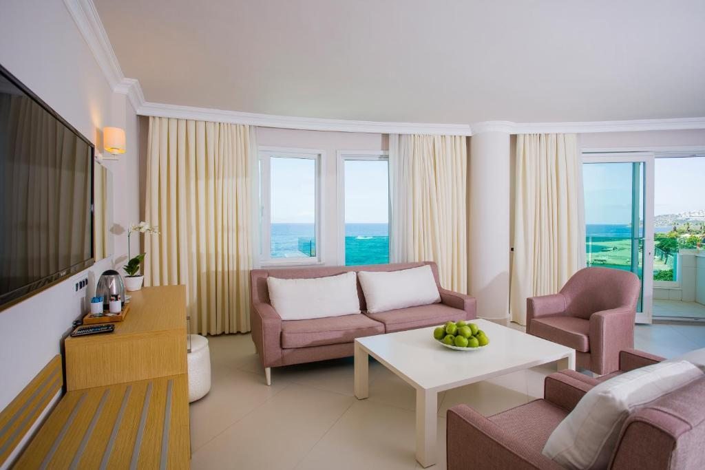 Сьюит (Угловой люкс с гидромассажной ванной, вид на море) курортного отеля Dragut Point South, Тургутреис
