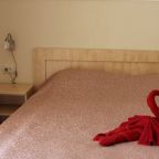 Кровать в номере пансионата «Зенит», Морское, Крым