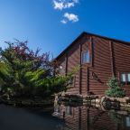 Коттедж (Двухэтажный "Дом Охотника" с 5-ю спальнями, беседкой и мангальной зоной), Парк-Отель Усадьба Фамилия