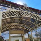 Беседка над входом в Отель