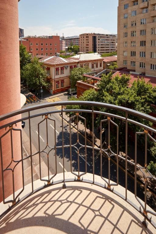 Трехместный (Номер делюкс с балконом) отеля The Alexander, a Luxury Collection Hotel, Yerevan, Ереван