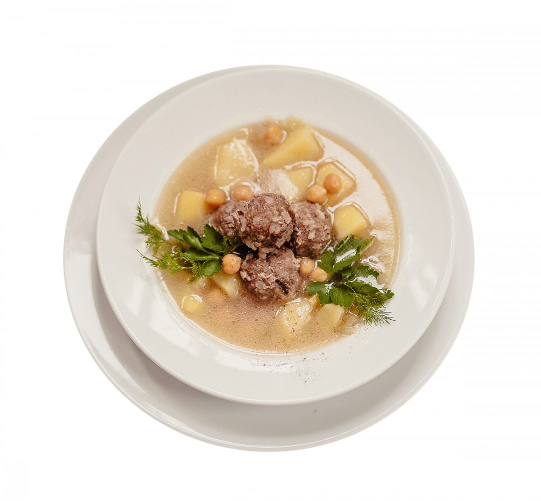 Суп с тефтелями на насыщенном говяжьем бульоне с картофелем и бобами.