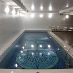 Бассейн закрытый,теплый. Подходит для детей.