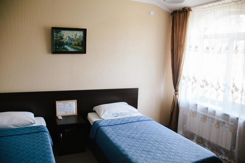 Двухместный (Стандартный двухместный номер с 2 отдельными кроватями и общей ванной комнатой) гостиницы Канцлер, Тихорецк