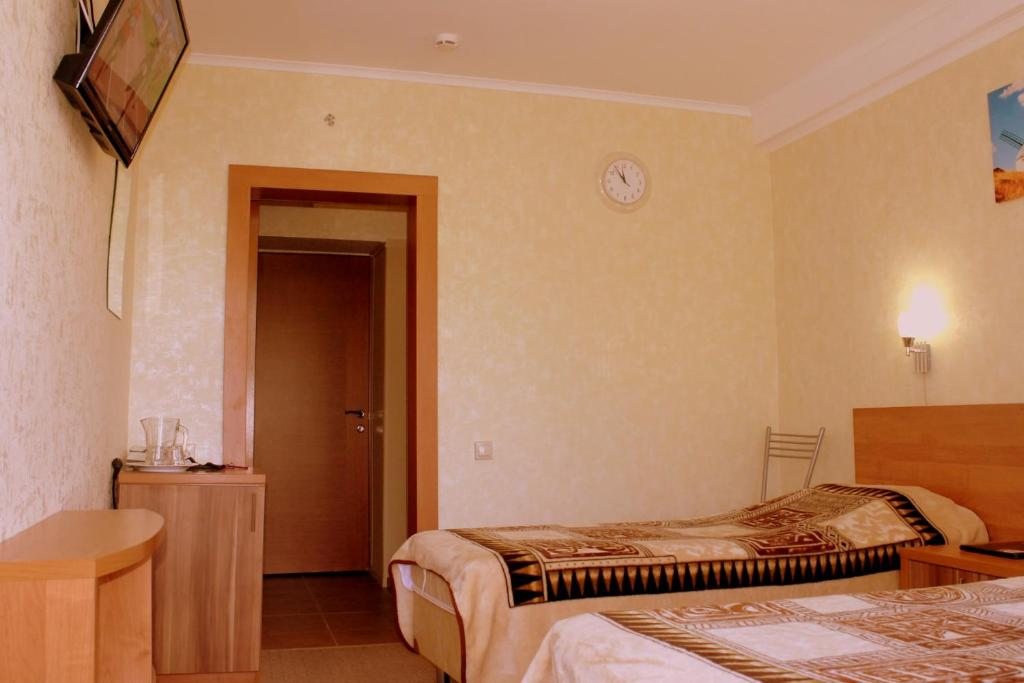 Двухместный (Стандартный двухместный номер с 1 кроватью или 2 отдельными кроватями и балконом) курортного отеля Автотранспортник России, Агой