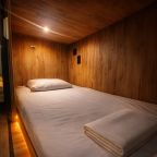 Восьмиместный капсульный номер