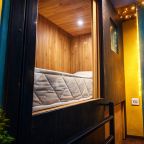 Восьмиместный капсульный номер