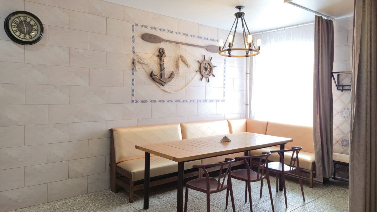 Бассейн с противотоком, Гостиница Барбарис