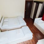 В комнате Люкс с санузлом комфортное размещение до 4 человек