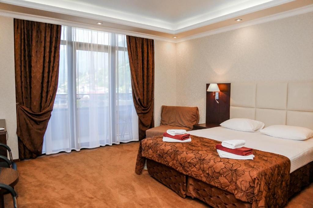 Двухместный (Стандартный двухместный номер с 1 кроватью или 2 отдельными кроватями и балконом) отеля Гагра