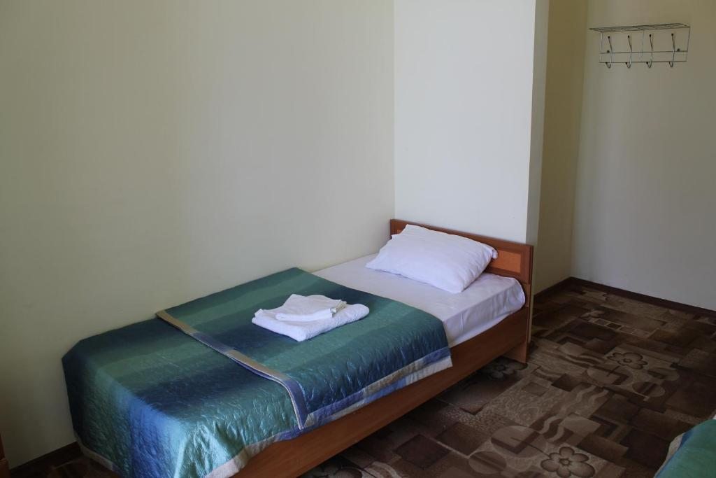 Двухместный (Двухместный номер с 2 отдельными кроватями и общей ванной комнатой) пансионата Кавказ, Гагра