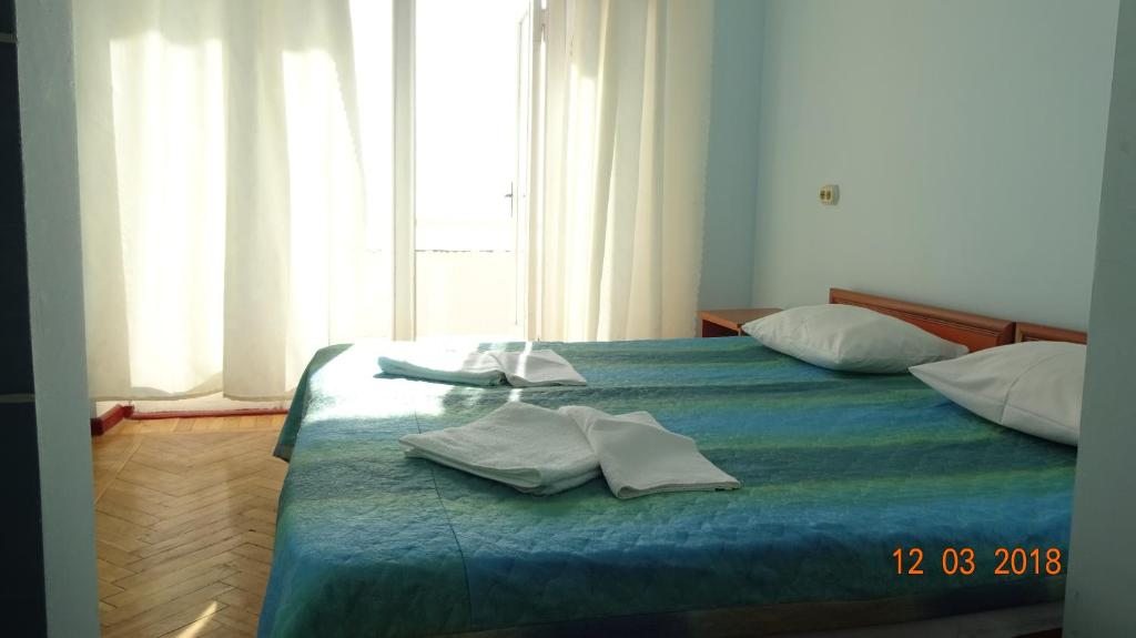 Двухместный (Двухместный номер с 2 отдельными кроватями и собственной ванной комнатой) пансионата Кавказ, Гагра