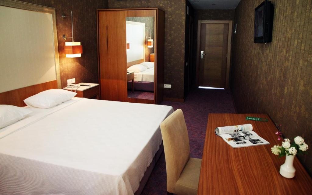 Двухместный (Улучшенный номер с кроватью размера «king-size») курортного отеля Райда, Гагра