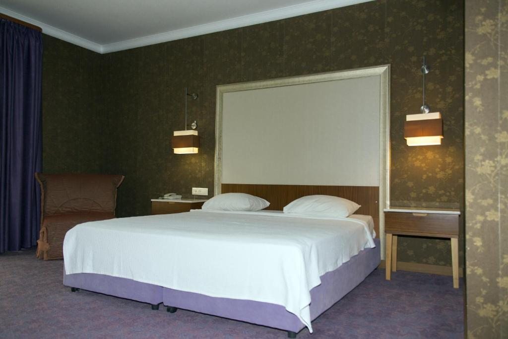 Двухместный (Улучшенный номер с кроватью размера «queen-size») курортного отеля Райда, Гагра
