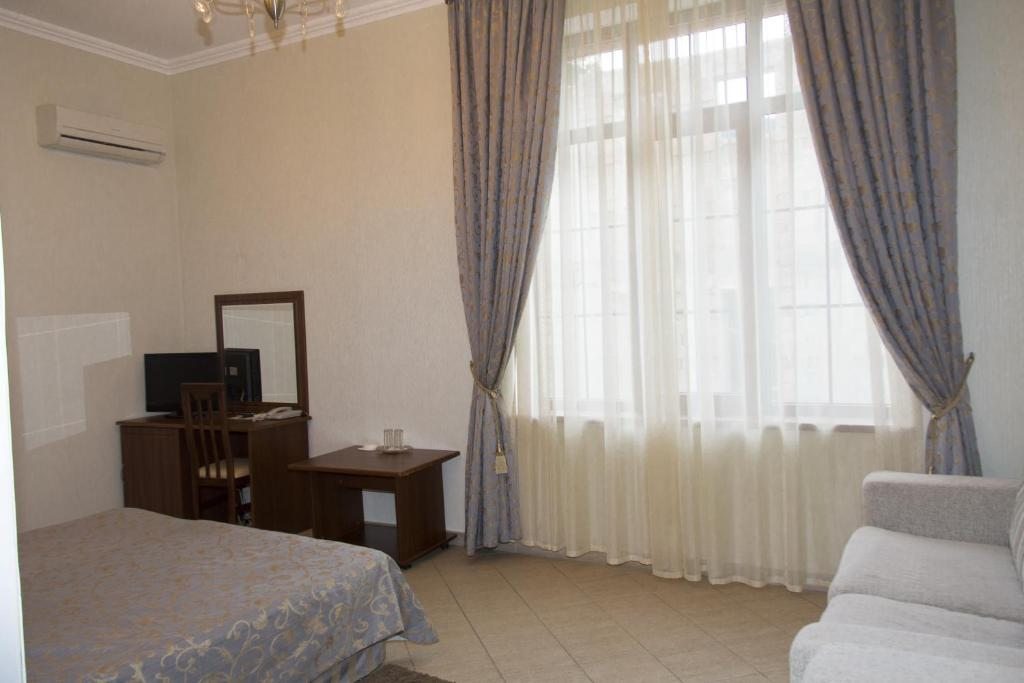 Двухместный (Стандартный двухместный номер с 2 отдельными кроватями и видом на горы) курортного отеля Райда, Гагра
