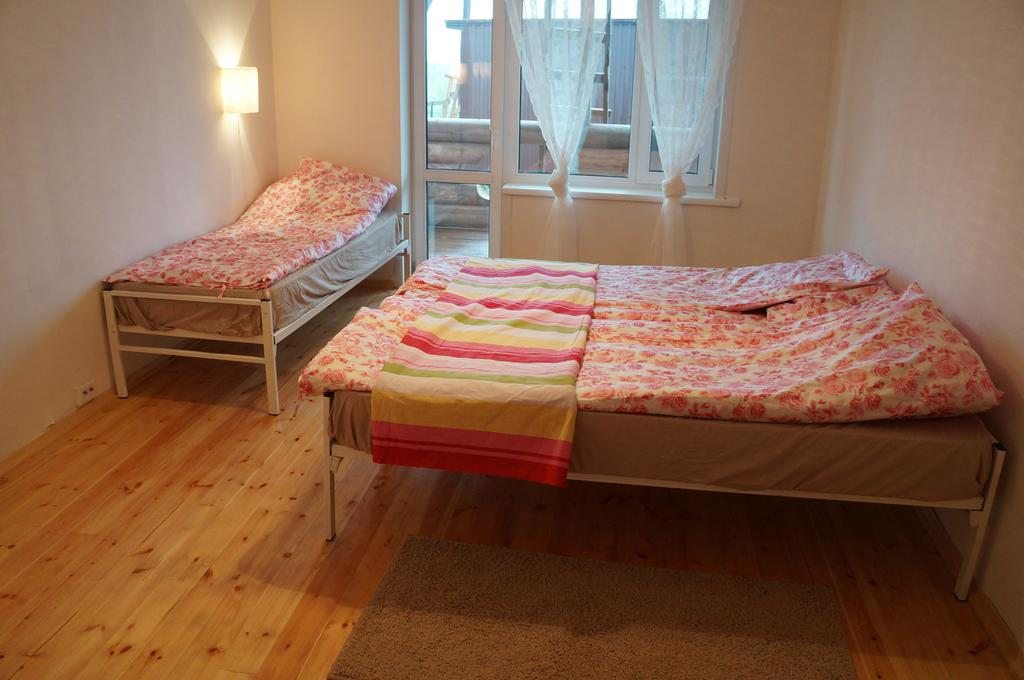 Двухместный (Двухместный номер с 1 кроватью или 2 отдельными кроватями + дополнительной кроватью) эко-отеля Пихта, Змеиногорск