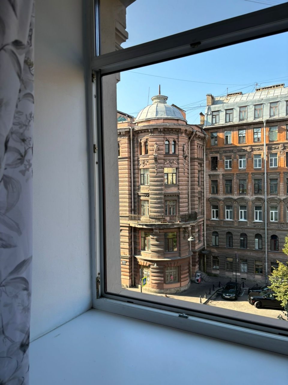 Вид из окна на Пушкинский сквер.