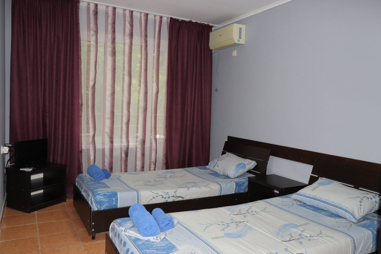 Двухместный (Стандартный двухместный номер с 2 отдельными кроватями, лоджией и  ванной комнатой) базы отдыха Меркурий, Широкая Балка