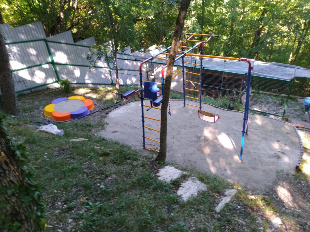Детская игровая площадка, Загородный дом В Лесу