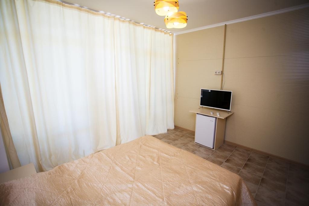 Двухместный (Двухместный номер Делюкс с 1 кроватью + дополнительная кровать) гостевого дома Макарена, Анапа
